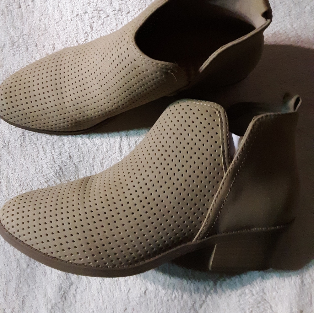 Time and Tru women's bootie shoe